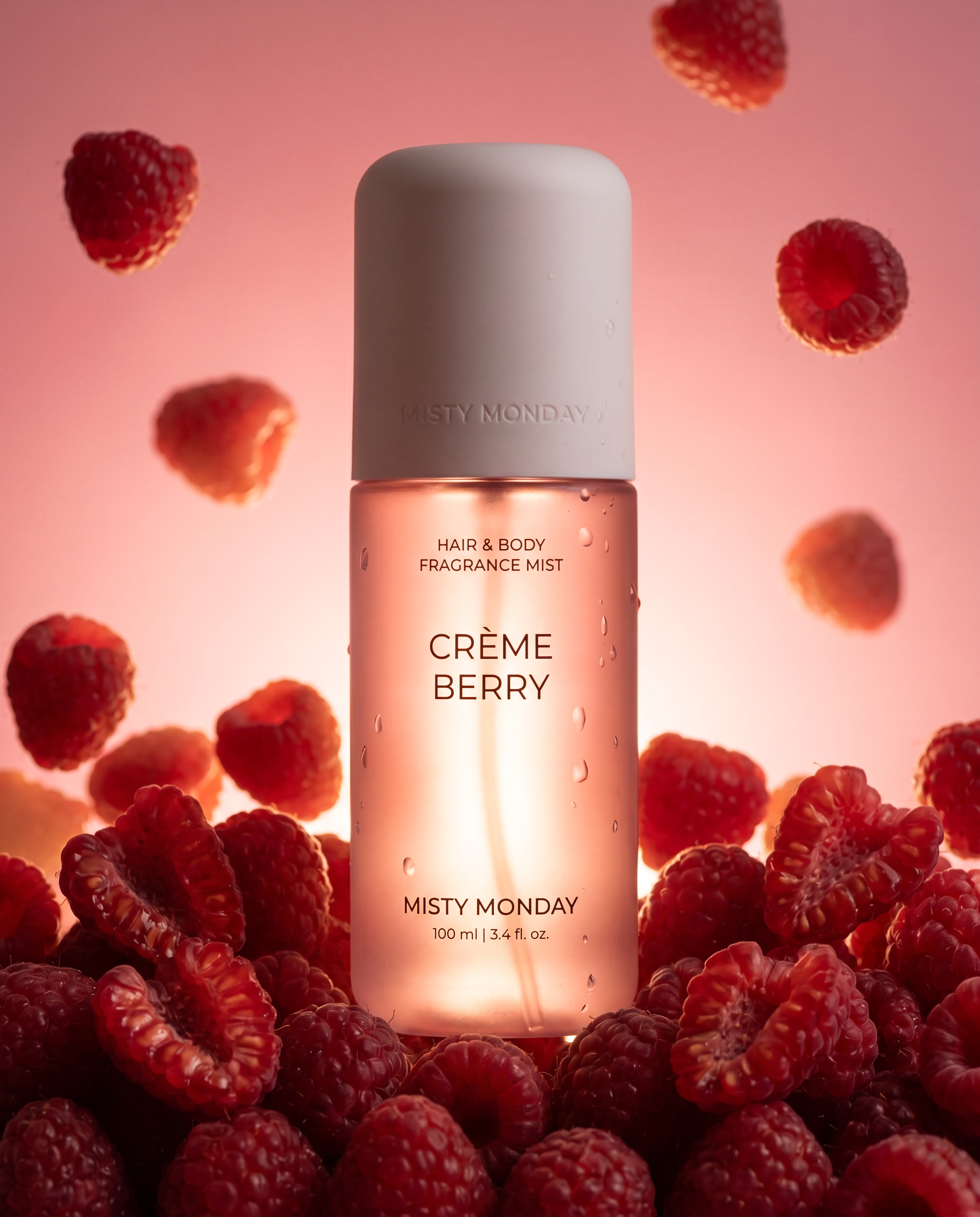 Misty Monday Créme Berry cseppekkel borítva málnákon, világos háttérrel