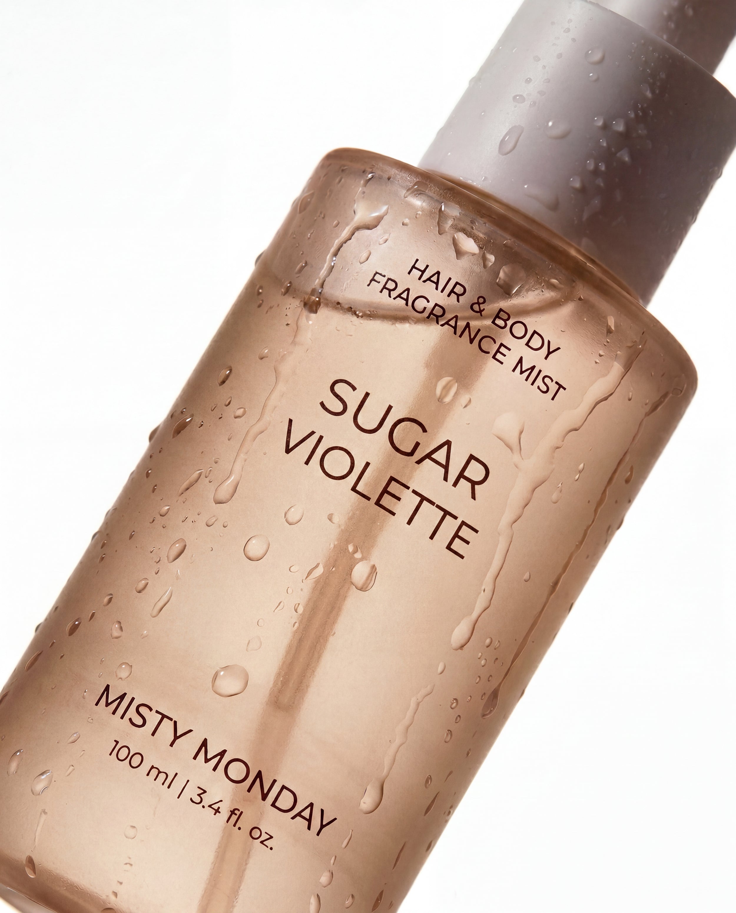 Misty Monday Sugar Violette haj- és testpermet cseppekkel fehér háttér előtt