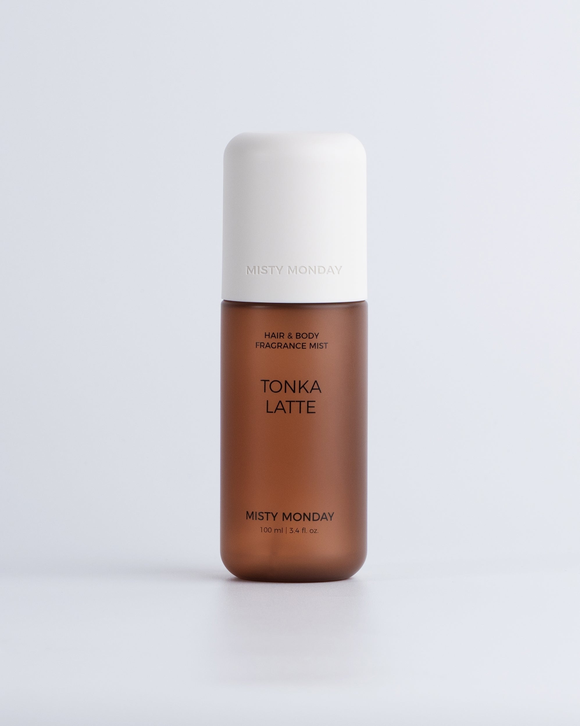 Misty Monday Tonka Latte szürke háttér előtt