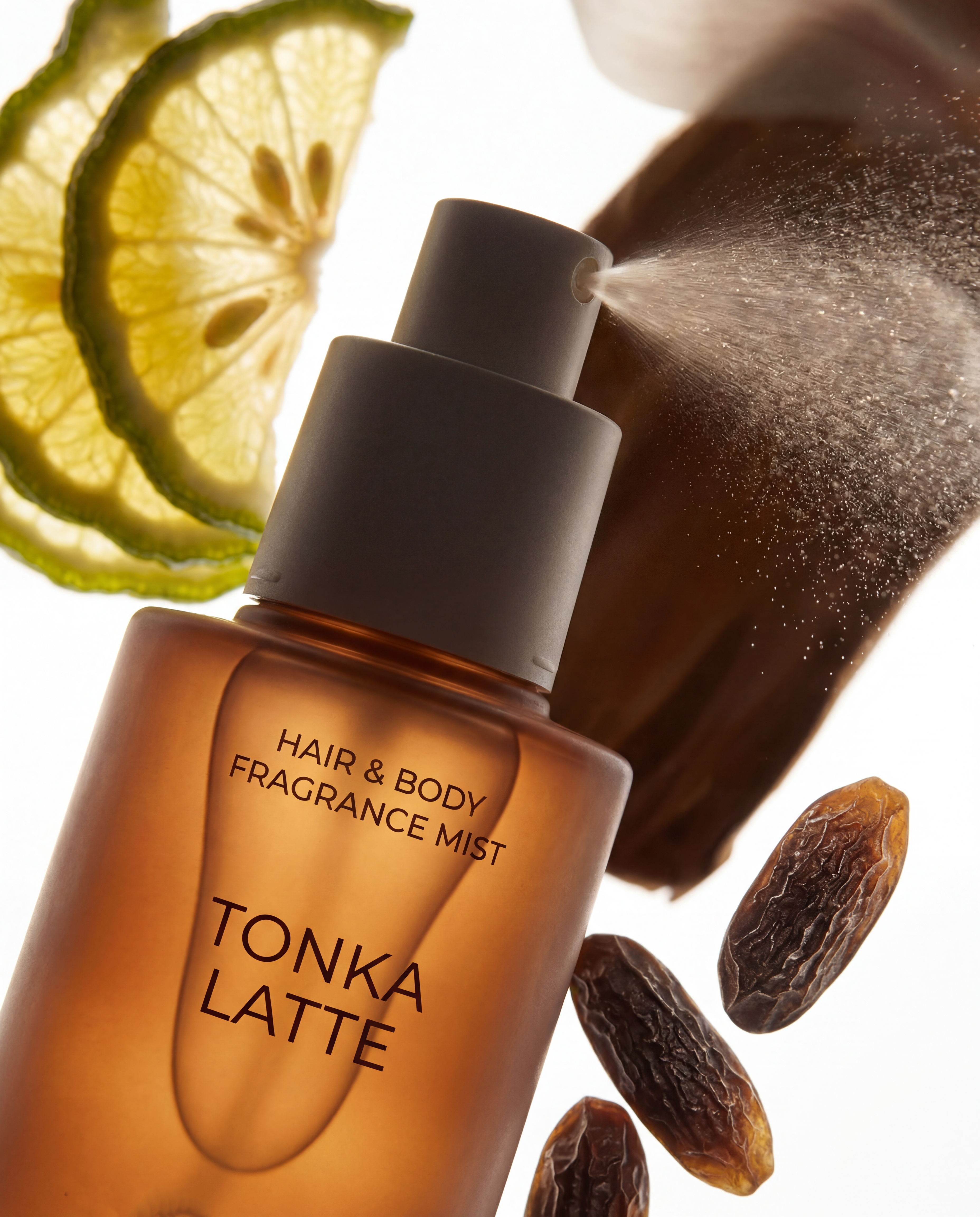 Misty Monday Tonka Latte spriccel, körülötte bergamot, tonkabab, fa