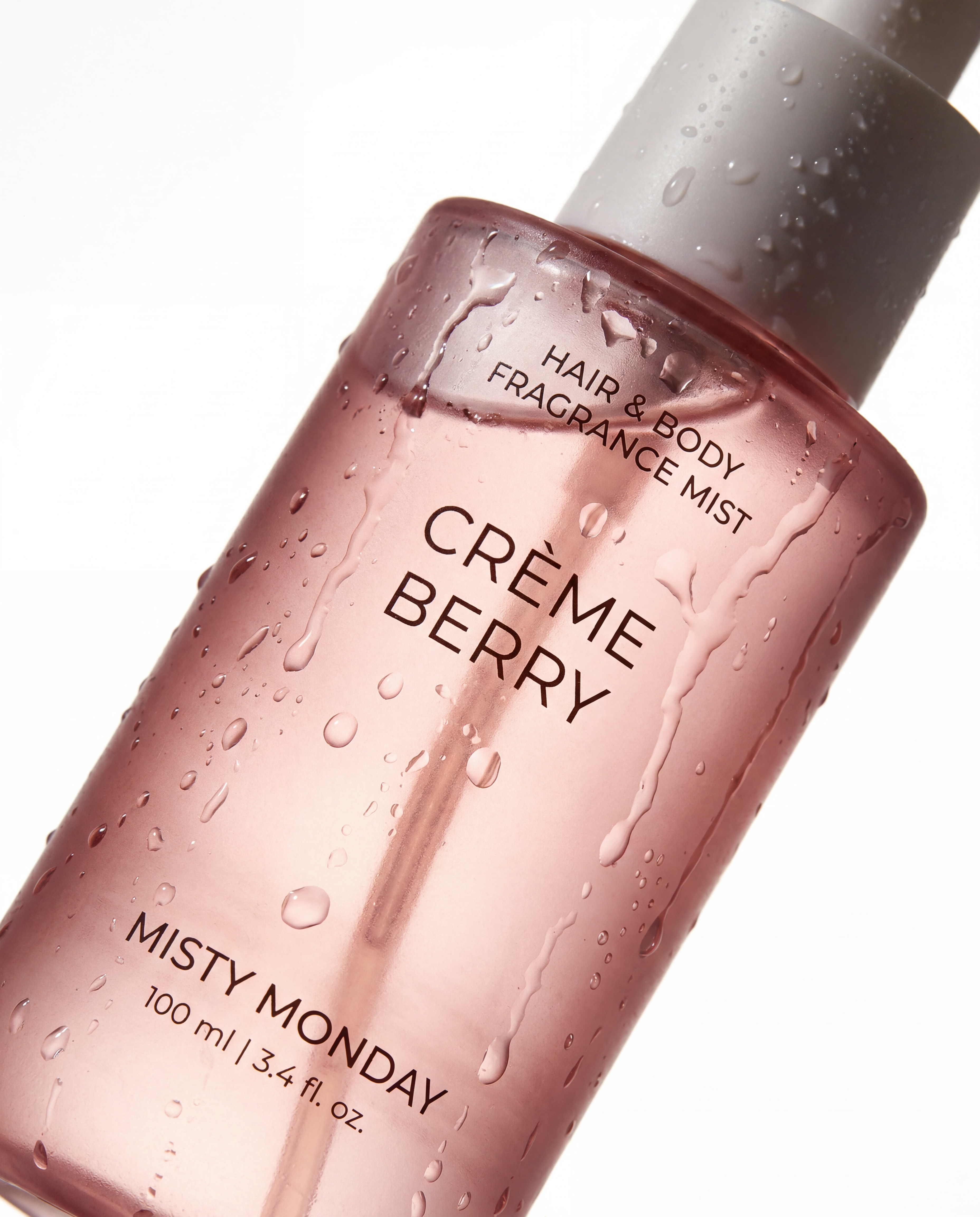 Misty Monday Créme Berry fehér háttérrel cseppekkel borítva 
