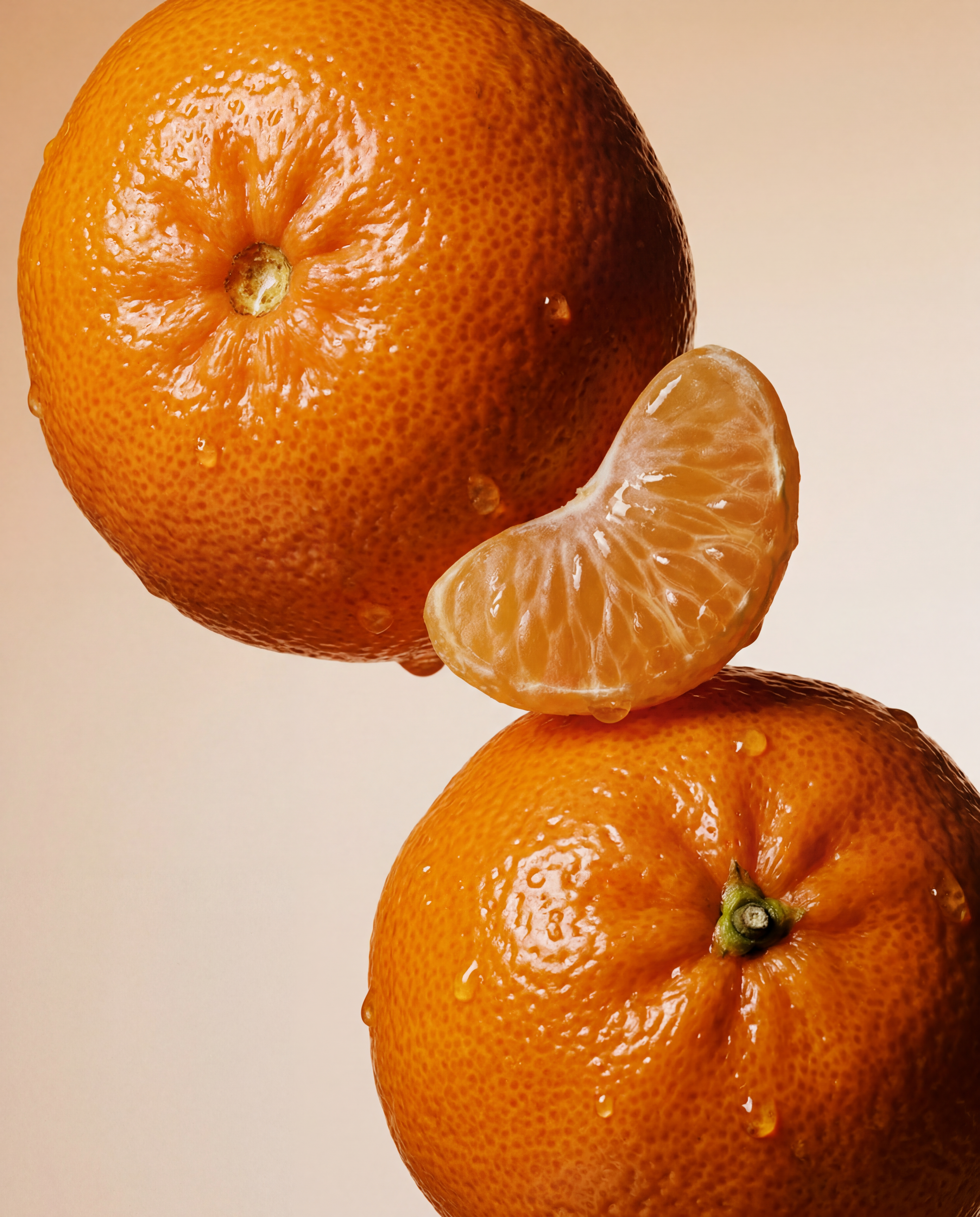 mandarinok egymás mellett cseppekkel borítva 