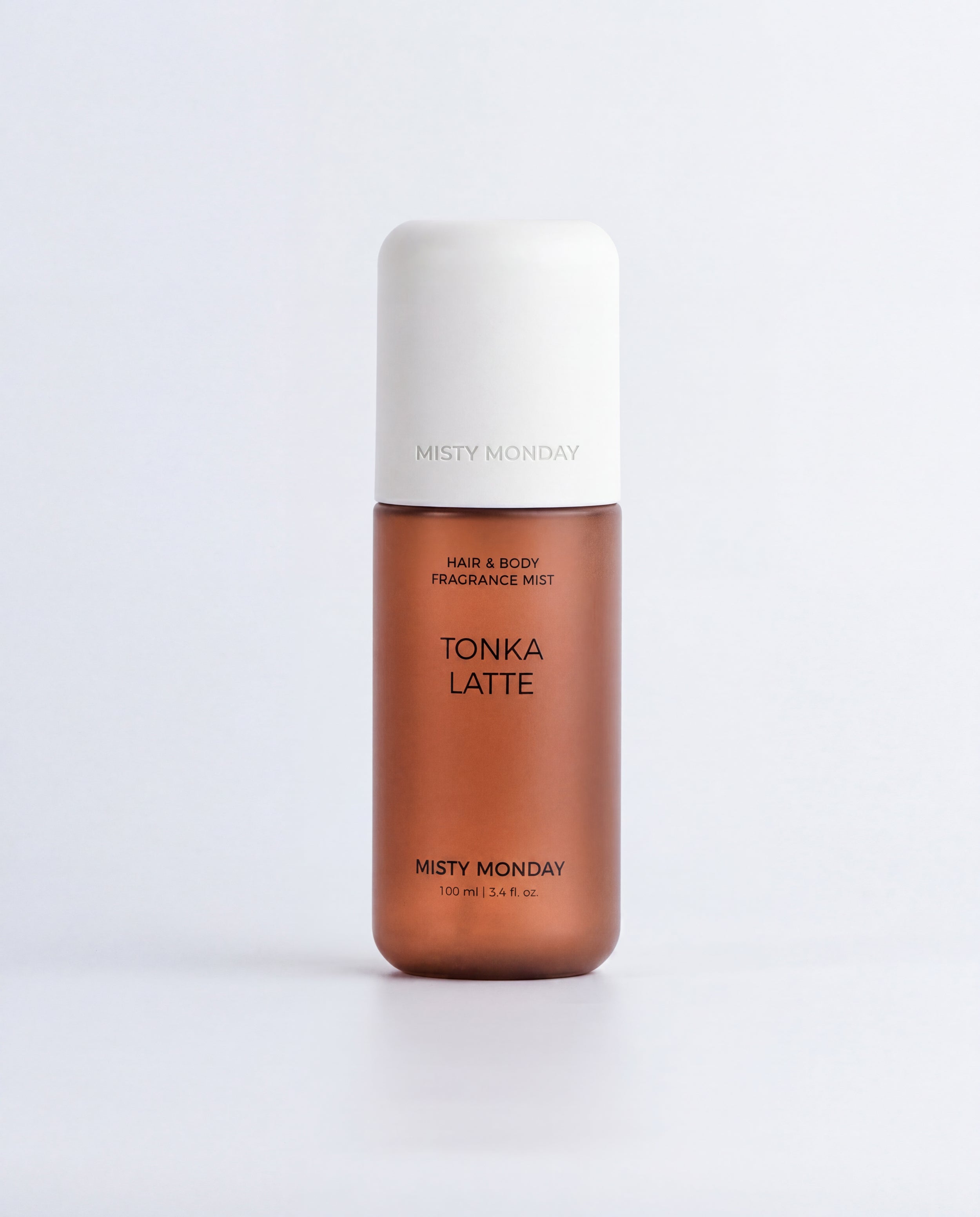 Misty Monday Tonka Latte szürke háttér előtt 