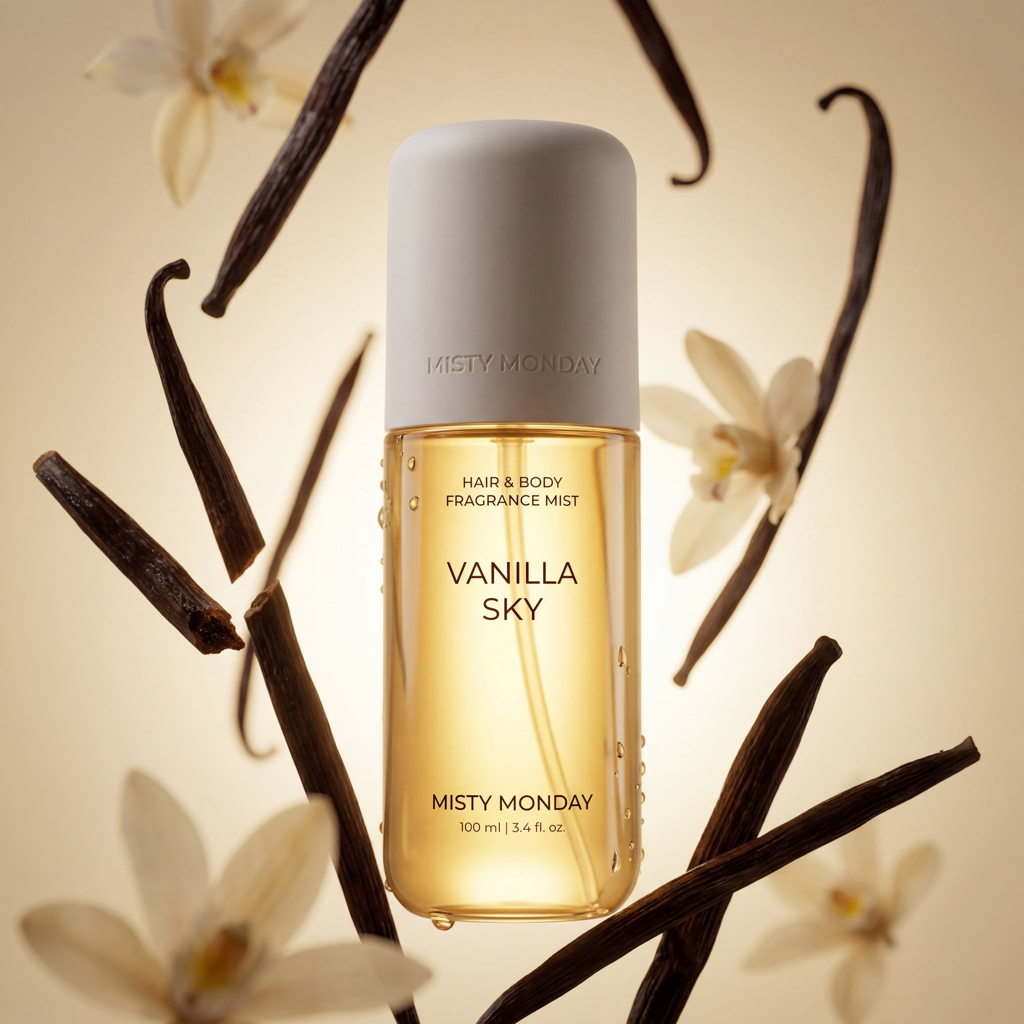 Misty Monday Vanilla Sky haj- és testpermet vaníilia rudakkal és virággal körülvéve sárga háttérrel 