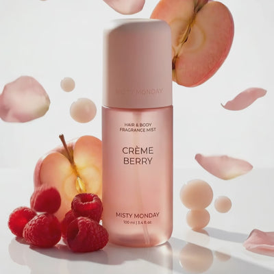 Misty Monday Créme Berry haj- és testpermet málnák, almák, gyöngyök és virágszirmok mellet amik lebegnek körülötte, málnák egymásra vannak halmozva, vízben lebeg 