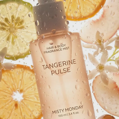 Misty Monday Tangerine Pulse haj- és testpermet barackok, virágok, szantálfa, narancsok mellett és mandarinok egymásra halmozva 